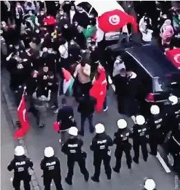  ??  ?? Die antiisrael­ische Demo in Gelsenkirc­hen wurde von der Polizei gestoppt.