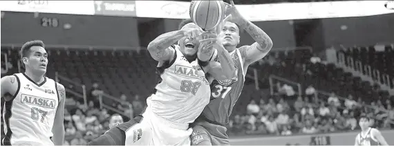  ?? / PBA.PH ?? ■ Q-FINALS: Nag-ilog sa bola sila si Alaska Aces forward Calvin Abueva (88) ug NLEX Road Warriors center JR Quiñahan (37) ning aktuha sa usa sa nga aksyon sa Game 1 sa ilang quarter-finals series sa PBA Philippine Cup niadtong Lunes diin mingdaog ang...