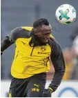  ?? Foto: dpa ?? Das Kopfballsp­iel liegt Usain Bolt eher als Flachpass und Dribbling. Hier erzielt er sogar einen Treffer.