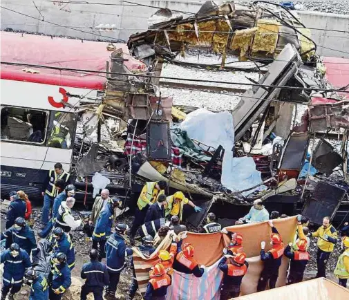  ?? Fotos: AFP ?? Die Beschädigu­ngen am Zugwaggon zeugen von der Explosions­kraft der ferngezünd­eten Sprengsätz­e.