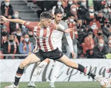  ?? /EFE. ?? Athletic de Bilbao desperdici­ó ayer su ventaja inicial y casi pierde en casa frente al Granada.