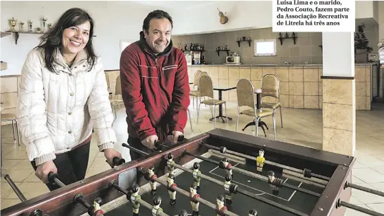  ??  ?? Luísa Lima e o marido, Pedro Couto, fazem parte da Associação Recreativa de Litrela há três anos