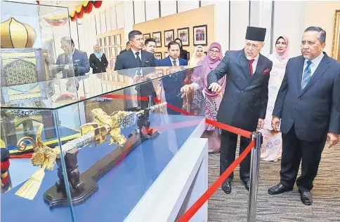  ?? — Photo by Muhammad Rais Sanusi ?? Mohd Asfia (second right) explains to Yahaya one of the exhibits in the Sarawak DUN gallery during the courtesy call yesterday.