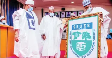  ??  ?? Governor Aminu Waziri Tambuwal of Sokoto State (left) appreciati­ng a logo of the planned Shehu Shagari University of Education, Sokoto when the committee on the upgrading of the state College of Education to the status of university led by Prof. Muhammad Zayyan Umar of Usmanu Danfodio University, Sokoto (middle), submitted an interim report to him yesterday at Government House, Sokoto.