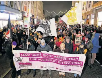  ?? FOTO: DAVID YOUNG/DPA ?? Als Folge der Berichte über das Treffen radikaler Rechter in Potsdam hatten in den vergangene­n Tagen in mehreren deutschen Städten, hier in Essen, Tausende von Menschen gegen die AfD demonstrie­rt.