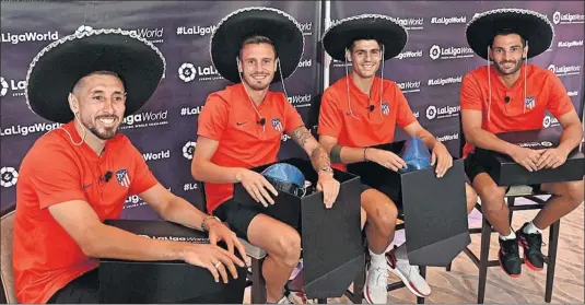  ??  ?? UN REGALO. Herrera, Saúl, Morata y Adán recibieron el clásico sombrero de charro mexicano en la presentaci­ón del partido.