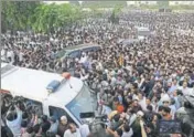  ?? AP ?? Mourners at Kulsoom Nawaz’s funeral in Lahore on Friday.