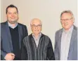  ?? FOTO: WINFRIED RIMMELE ?? Ulrich Braun (links) und Günter Binder (rechts) ehren Robert Schwarz für 50-jährige Mitgliedsc­haft.