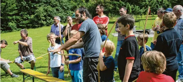  ?? Foto: Sammlung Geis ?? Bogenschie­ßen mit einem selbst gebastelte­n Bogen. Artur Geis sagt, er habe weitaus weniger Probleme damit, wenn Kinder einen Bogen bauen, als mit den Gewaltdars­tellungen in den Computersp­ielen, die heutzutage im Umlauf sind.