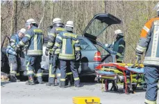  ??  ?? Bei schweren Verkehrsun­fällen wie diesem muss die Feuerwehr die Fahrzeuge teils mit schwerem Gerät öffnen.