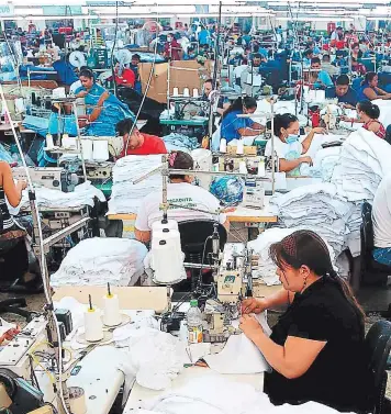  ??  ?? La industria textil es una de las que más empleo generan en Honduras.