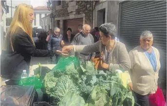  ??  ?? Además de en la feria dominical, Tania López despacha producto en Melide los miércoles y los sábados