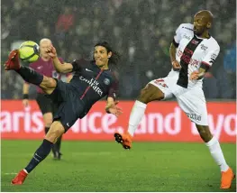 ?? AFP ?? Paris Saint- Germain’s Edinson Cavani ( left) in action against Jeremy Sorbon of Guingamp in their French league match at the Parc des Princes Stadium in Paris on Sunday. The match ended 2- 2. —