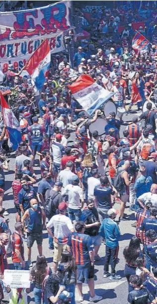  ??  ?? Los hinchas celebraron frente a la Legislatur­a