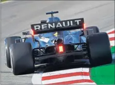  ??  ?? Parte trasera del Renault de Ricciardo durante los test de Montmeló.