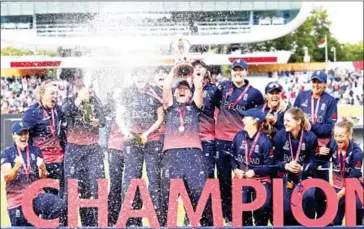  ?? ADRIAN DENNIS/AFP ?? Captain Heather Knight raises the ICC Women’s World Cup trophy after her England side beat India in the final at Lord’s Cricket Ground in north London on Sunday.