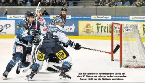  ??  ?? Auf die spielerisc­h hochklassi­gen Duelle mit dem SC Riessersee müssen in der kommenden
Saison nicht nur die Eislöwen verzichten.