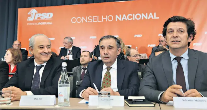  ??  ?? Rui Rio ao lado de José Silvano, secretário-geral, e de Salvador Malheiro, vice-presidente, os homens fortes do PSD para a estratégia das autárquica­s.