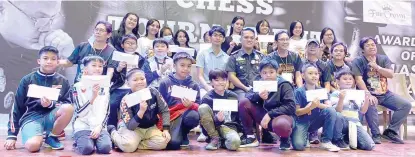  ?? DORIS MAE VERANO PHOTO ?? WINNERS ALL. Winners of the JSupt Ericley Louise D. Lazaro 1st Warden Rapid Chess Tournament in a photo opportunit­y with organizers at the Abreeza Ayala Malls Activity Center over the weekend.