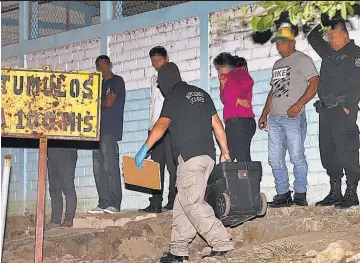  ??  ?? Posible rencilla. Los atacantes llegaron a la casa de Huezo en un automóvil, fueron directamen­te adonde estaba y sin mediar palabra le dispararon. La PNC maneja el móvil como rencillas entre pandillas.