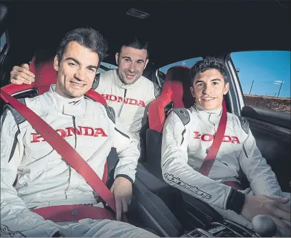  ?? Los tres pilotos de Repsol Honda ?? posan dentro del Honda Civic Type R, un coche en el que Marc volvió a marcar la diferencia FOTO: HONDA ESPAÑA