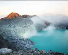  ??  ?? azufre
Colores impactante­s en la madrugada en el lago del cráter del volcán Ijen. Sus gases de azufre salen disparados a un metro de altura.
