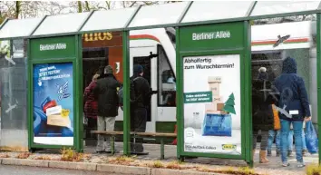  ??  ?? Eine Alternativ­e sind die Plakatfläc­hen an den Haltestell­en der Stadtwerke.