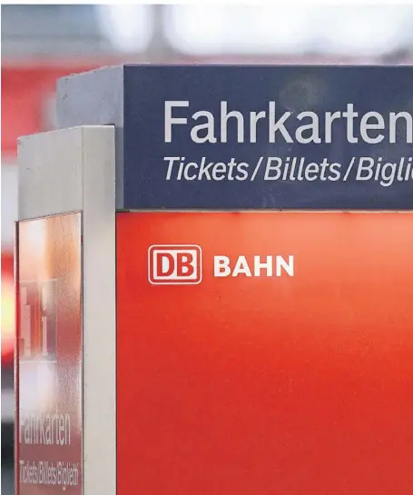  ?? FOTO: DPA ?? Bahn- und auch Busreisend­e haben an den Automaten und im Internet oft die Qual der Wahl: Welches Ticket ist das richtige und vor allem günstigste für die jeweilige Reise?