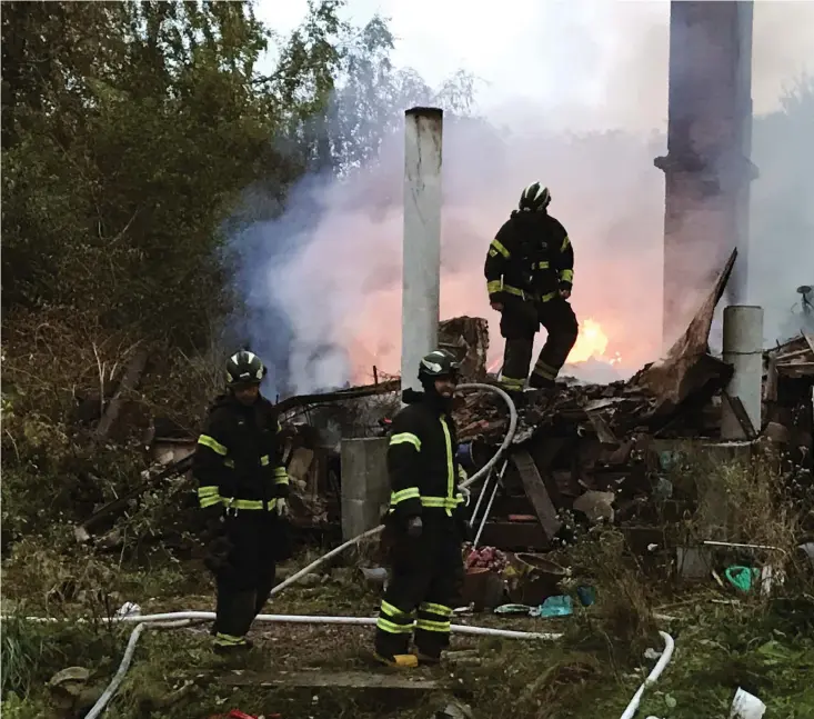  ??  ?? NEDBRUNNET. När räddningst­jänsten kom till platsen var branden redan fullt utvecklad. Huset har brunnit ned till grunden.