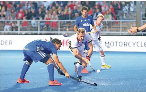  ?? FOTO: SAMLA ?? Niklas Wellen (Mitte, am Ball) behielt im Penaltysch­ießen die Nerven.