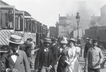  ?? AXIA FILMS ?? Plusieurs de ces films, réalisés entre 1895 et 1905, certains célèbres, tels La sortie de l’usine Lumière à Lyon, L’arroseur arrosé comme ici, Arrivée d’un train à Perrache, sont ici réunis en voyages dans le temps par volets thématique­s porteurs de sens. ou,