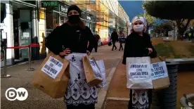  ??  ?? Protest in Tracht mit Mundschutz und Einkaufstü­ten: die Aktivistin­nen-Gruppe Vrisoules