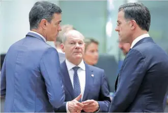  ?? EFE ?? El presidente del Gobierno, Pedro Sánchez, con el canciller alemán, Olaf Scholz, y el primer ministro de holandés, Mark Rutte, en Bruselas.