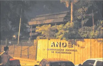  ??  ?? La semana pasada hubo numerosos reclamos de usuarios de la ANDE, ya sea en el Dpto. Central como en todo el interior del país, sobre los cortes en el suministro de energía eléctrica.