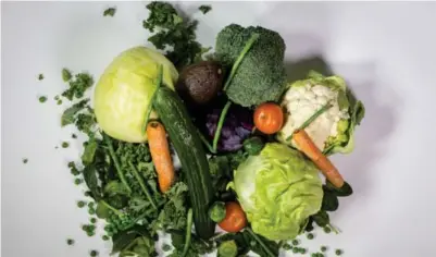  ?? FOTO: GEIR MARTIN STRANDE ?? Ernæringsf­ysiologen så nærmere på disse 14 grønnsaken­e: rosenkål, brokkoli, blomkål, grønne bønner, isbergsala­t, hodekål, grønne erter, grønnkål, spinat, avokado, agurk, tomat, gulrot og rødkål.