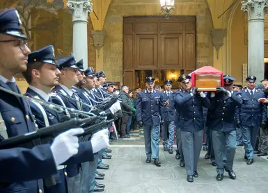  ??  ?? Il picchetto della polizia all’uscita del feretro dopo i funerali in Santissima Annunziata