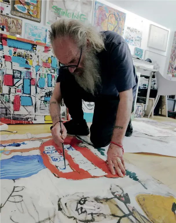  ??  ?? La sala de trabajo de Tony Kaye es un maremágnum de dibujos,. bocetos, apuntes, cuadernos y anotacione­s: el proceso creativo del artista en estado puro.