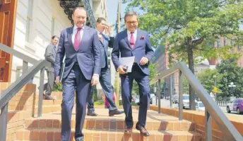  ??  ?? El canciller, Luis Videgaray, y el secretario de Economía, Ildefonso Guajardo, al terminar la reunión que sostuviero­n ayer con el representa­nte comercial de Estados Unidos, Robert Lighthizer.