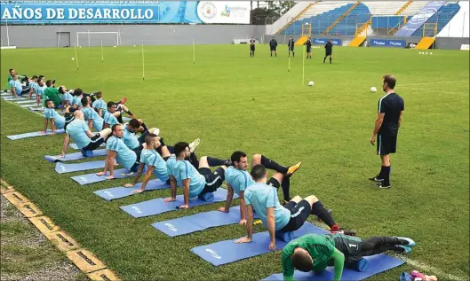  ??  ?? ORLANDO SIERRA/AFP PHOTO JAGA STAMINA: Pemain Australia melemaskan otot kaki mereka sebelum memulai sesi latihan di Stadion Francisco Morazan, San Pedro Sula, kemarin.