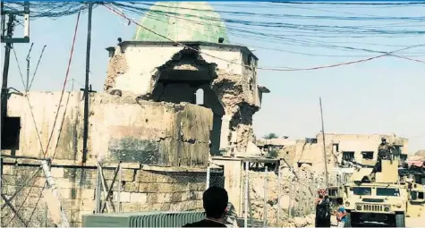  ?? ANN GUENTER ?? In Mosul fährt Ann Guenter an der an-Nuri-Moschee vorbei. Sie wurde bei der Schlacht um die Stadt im Juni 2017 zerstört.