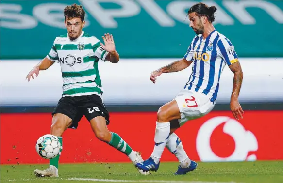  ??  ?? Pedro Gonçalves conseguiu escapar-se aos dragões e ainda foi dele o cruzamento no lance que permitiu ao Sporting fazer o 2-2