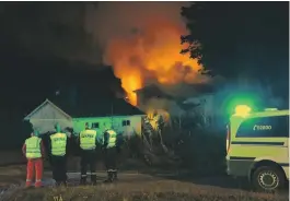  ??  ?? TOTALSKADD: Oktoberkve­lden i 2015 brant eneboligen ved Kryssen. Politi, brann og ambulanse var raskt på stedet. Dagen etter ringte tiltalte selv til politiet og sa han hadde tent på.