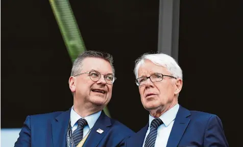  ?? Foto: Tim Groothuis, Witters ?? DFL Präsident Reinhard Rauball (rechts) will 2019 nicht mehr kandidiere­n. DFB Präsident Reinhard Grindel könnte indes unfreiwill­ig abgelöst werden. Er muss sich 2019 Wiederwahl­en stellen. Auf ihre Verbände kommt demnächst viel Arbeit zu.