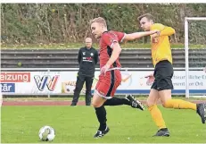  ?? RP-FOTO: KLAUS-DIETER STADE ?? Klaas Gerlitzki (links) soll die Gocher Abwehrreih­e vor Job ten Barge mit stabilisie­ren.