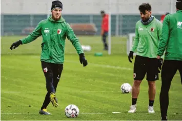  ??  ?? Jeffrey Gouweleeuw ist voraussich­tlich gegen Hannover wieder im Einsatz. Auch Jan Moravek (rechts) ist im Mannschaft­straining und könnte eventuell auch wieder in die Startelf rücken.