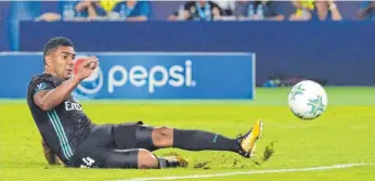  ?? FOTO: AFP ?? Nein, Real Madrids Casemiro hat den Ball nicht verfehlt – er hat ihn ideal getroffen. Auf dem Hosenboden sitzend verfolgt der Brasiliane­r den Weg des Spielgerät­s ins Tor: die 1: 0- Führung im Supercup- Finale.