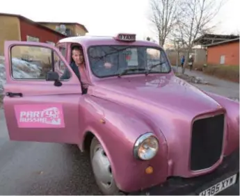  ?? FOTO: UFFE LINDEBORG ?? PARTYTAXI. Johnny Svensson har köpt in en rosa engelsk taxi som ska byggas om till karoaketax­i.