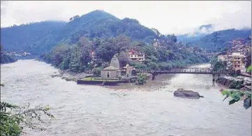  ?? BIRBAL SHARMA/HT ?? Water level of the Beas rose on Sunday following downpour in Himachal Pradesh since Saturday.