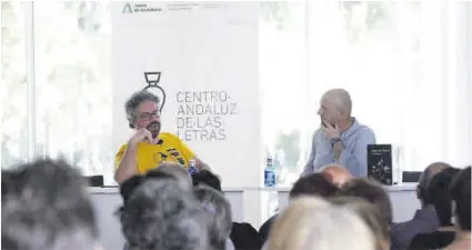  ?? Víctor Castro / Manuel Murillo ?? Sergio del Molino y Diego Marín Galisteo, en la Biblioteca Grupo Cántico.