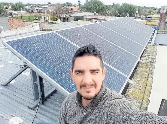 ?? Gentileza alejandro Visentini ?? Alejandro Visentini instaló siete paneles solares en el techo de su casa